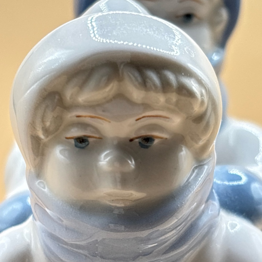 Porcelain Sledding Figurine - Blue and White home decoration made in Mexico ❄️ - Picture 2 of 12